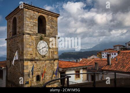 Der Turm wurde im 15. Jahrhundert für die Kontrolle und Überwachung des Hafens von Lastres gebaut. Im Jahr 1751 wurde das Gebäude renoviert, um ihm seine Stimme zu geben Stockfoto