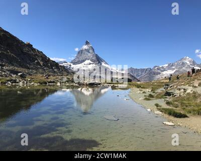 Der herrliche Gipfel des Matterhorns in der Nähe von Zermatt, die Schweiz spiegelt sich im Wasser des Riffelsee am Gornergrat Stockfoto