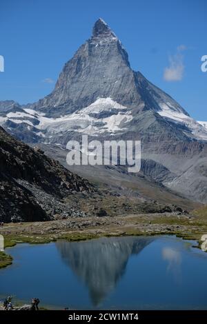 Der herrliche Gipfel des Matterhorns in der Nähe von Zermatt, die Schweiz spiegelt sich im Wasser des Riffelsee am Gornergrat Stockfoto