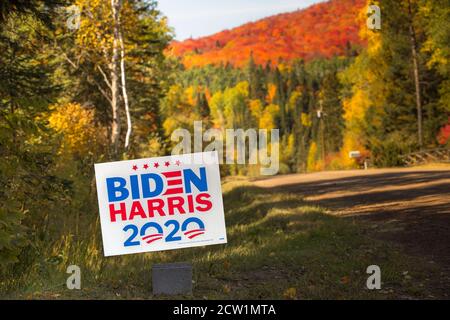 2020 Präsidentschaftswahl Zeichen für die Demokraten Joe Biden und Kamala Harris mit Herbstfarben im Norden von Minnesota Stockfoto