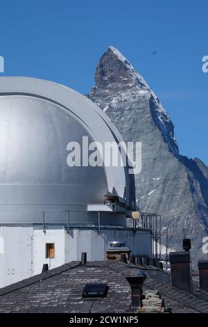 Technik vs. Natur: Das Obervatorium auf dem Gornergrat mit Matterhon und Hörni im Hintergrund Stockfoto