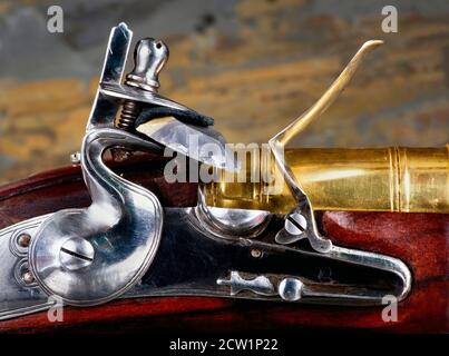 Nahaufnahme der antiken Flintlock Pistole zeigt den Hammer, Feuerstein, Pfanne und Frizzen. Stockfoto