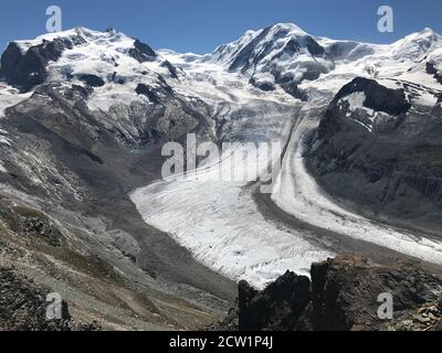 Das Monte Rosa-Massiv mit Nordend, Dufourspitze und Lyskamm und dem riesigen Gornergletscher und Grenzgletscher, der an einem sonnigen Tag vom Gornergrat aus gesehen wird Stockfoto