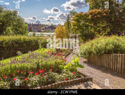 Brinton Park Kidderminster an einem sonnigen, aber windigen Tag. Stockfoto