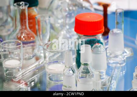 Gläsernes Labor chemischen Röhrchen mit Flüssigkeit für die analytischen, medizinischen, pharmazeutischen und wissenschaftlichen Forschung Konzept. Stockfoto