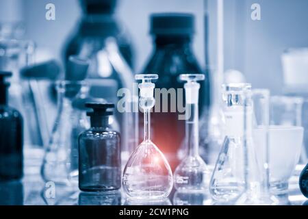 Gläsernes Labor chemischen Röhrchen mit Flüssigkeit für die analytischen, medizinischen, pharmazeutischen und wissenschaftlichen Forschung Konzept. Stockfoto