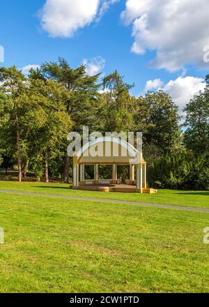 Brinton Park Kidderminster an einem sonnigen, aber windigen Tag. Stockfoto