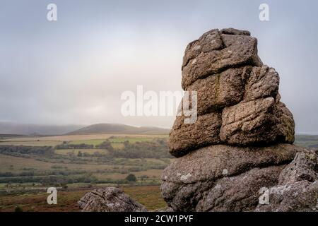 Verwitterter Granitausbiss auf dem Moorhügel des Saddle tors Stockfoto