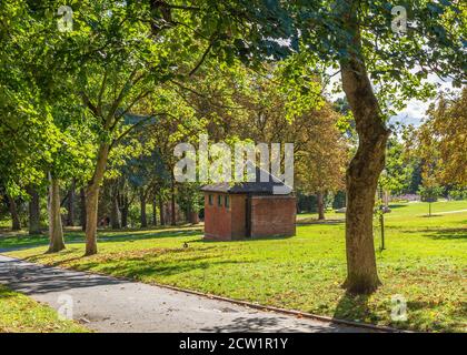 Brinton Park Kidderminster an einem sonnigen, aber windigen Tag. Stockfoto