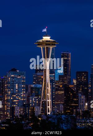 Wolkiger Skyline von Seattle mit der legendären Space Needle in der Abenddämmerung Stockfoto