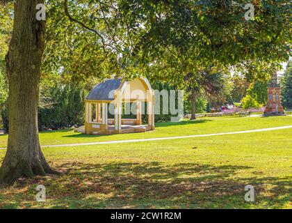 Brinton Park Kidderminster an einem sonnigen, aber windigen Tag. Stockfoto