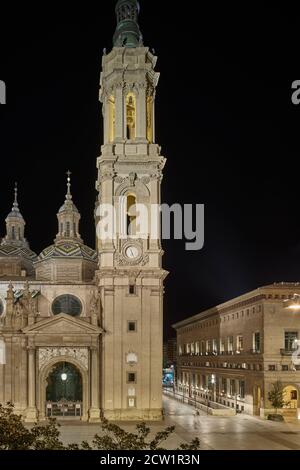 Detail Nachtansicht der Fassade der Kathedrale-Basilika von Nuestra Señora del Pilar in der Stadt Zaragoza, Aragon, Spanien, Europa Stockfoto