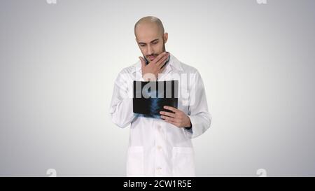 Arzt untersucht eine Lungenradiographie beim Gehen auf Gradient BA Stockfoto