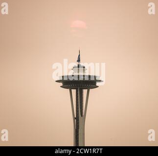 Die kultige Seattle Space Needle und die untergehende Sonne waren eingehüllt Rauch von den verheerenden Waldbränden im gesamten Westen der USA während September 2020 Stockfoto