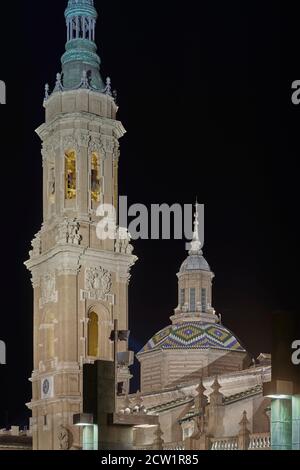 Detail Nachtansicht der Fassade der Kathedrale-Basilika von Nuestra Señora del Pilar in der Stadt Zaragoza, Aragon, Spanien, Europa Stockfoto