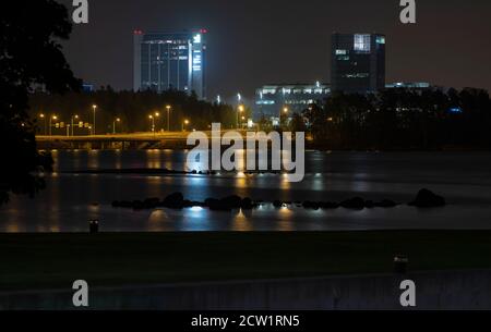 Espoo / Finnland - 26. September 2020: Eine wunderschöne nächtliche Skyline mit beleuchteten Wolkenkratzern im Geschäftsviertel Keilaniemi, Espoo. Stockfoto