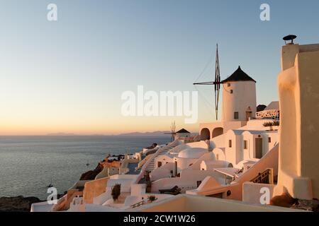 Malerische Abendstimmung auf Santorini im Dorf Oia, Blick über die Häuser mit den Windmühlen als Wahrzeichen bekannt - Ort: Griechenland, Cycl Stockfoto