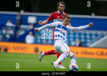 London, Großbritannien. September 2020. Tom Carroll (22) von Queens Park Rangers schießt am Tor .EFL Skybet Championship Match, Queens Park Rangers gegen Middlesbrough im Kiyan Prince Foundation Stadium, Loftus Road in London am Samstag 26. September 2020. Dieses Bild darf nur für redaktionelle Zwecke verwendet werden. Nur redaktionelle Verwendung, Lizenz für kommerzielle Nutzung erforderlich. Keine Verwendung in Wetten, Spiele oder ein einzelner Club / Liga / Spieler Publikationen. PIC von Tom Smeeth / Andrew Orchard Sport Fotografie / Alamy Live News Kredit: Andrew Orchard Sport Fotografie / Alamy Live News Stockfoto