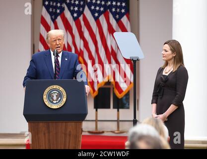 Washington, Usa. September 2020. Präsident Donald J. Trump kündigt Amy Coney Barrett (R) während einer Zeremonie im Rosengarten im Weißen Haus in Washington, DC, am Samstag, dem 26. September 2020, als seine Nominierung für den Obersten Gerichtshof an. Trump ernennen Barrett, um den linken Sitz durch den Tod von Justice Ruth Bader Ginsburg zu ersetzen, die letzte Woche verstorben ist. Foto von Kevin Dietsch/UPI Kredit: UPI/Alamy Live News Stockfoto