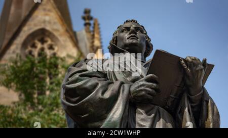 Statue des deutschen Reformators Martin Luther vor der Kaufmannskirche (Kaufmannskirche) Stockfoto