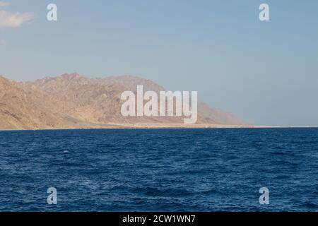 Die Küste des Roten Meeres und die Berge im Hintergrund. Ägypten, die Sinai-Halbinsel, Dahab. Stockfoto