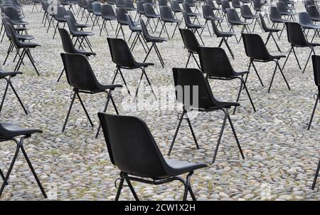 Stühle weit von jedem im Stadtzentrum von Locarno in der Schweiz für eine Open-Air-Veranstaltung angeordnet. Sie entspricht den Regeln für soziale Distanzierung. Stockfoto