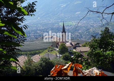 Blick vom Schenner Waalweg auf St. Georgen mit der gleichnamigen romanischen Rundkirche, im Hintergrund Meran, Schenna, Südtirol, Italien Stockfoto