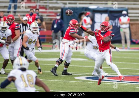 Williams Stadium Lynchburg, VA, USA. September 2020. Liberty Flames Quarterback Malik Willis (7) macht einen Sprung Pass während NCAA Fußball-Aktion zwischen den Florida International University Panthers und der Liberty University Flames im Williams Stadium Lynchburg, VA. Jonathan Huff/CSM/Alamy Live News Stockfoto