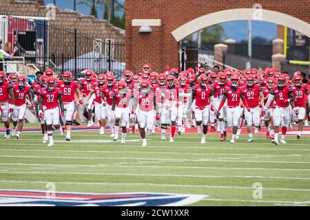 Williams Stadium Lynchburg, VA, USA. September 2020. Liberty Flames nehmen das Feld zum ersten Mal im Jahr 2020 vor NCAA Fußball-Aktion zwischen den Florida International University Panthers und der Liberty University Flames im Williams Stadium Lynchburg, VA. Jonathan Huff/CSM/Alamy Live News Stockfoto