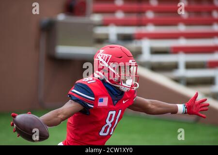 Williams Stadium Lynchburg, VA, USA. September 2020. Liberty Flames Wide Receiver Noah Frith (81) feiert eine erste Hälfte Touchdown während NCAA Fußball-Aktion zwischen den Florida International University Panthers und der Liberty University Flames im Williams Stadium Lynchburg, VA. Jonathan Huff/CSM/Alamy Live News Stockfoto