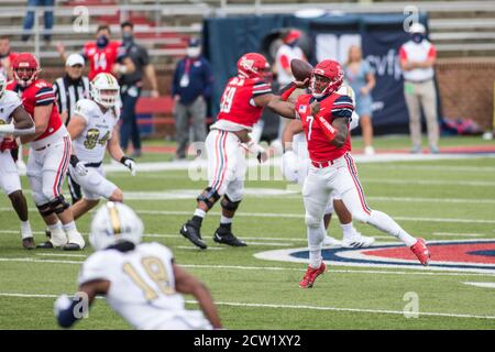 Williams Stadium Lynchburg, VA, USA. September 2020. Liberty Flames Quarterback Malik Willis (7) macht einen Sprung Pass während NCAA Fußball-Aktion zwischen den Florida International University Panthers und der Liberty University Flames im Williams Stadium Lynchburg, VA. Jonathan Huff/CSM/Alamy Live News Stockfoto