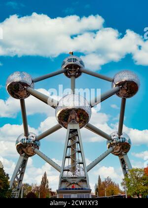 Brüssel, Belgien - November 2019: Atomium Eisen Atom Modell in Brüssel Belgien Panorama Stockfoto