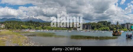 Boote am Ufer des Lago Villarrica mit dem gleichnamigen Vulkan, Pucon, Chile Stockfoto