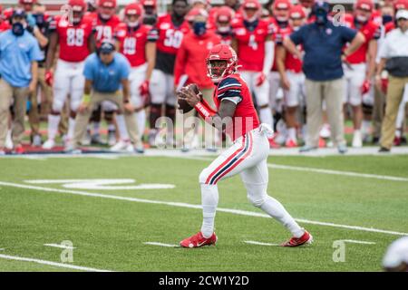 Williams Stadium Lynchburg, VA, USA. September 2020. Liberty Flames Quarterback Malik Willis (7) sucht während der NCAA Football Action zwischen den Florida International University Panthers und den Liberty University Flames im Williams Stadium Lynchburg, VA nach einem offenen Empfänger. Jonathan Huff/CSM/Alamy Live News Stockfoto