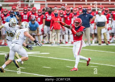 Williams Stadium Lynchburg, VA, USA. September 2020. Liberty Flames Quarterback Malik Willis (7) passiert den Ball Downfield während NCAA Fußball-Aktion zwischen den Florida International University Panthers und der Liberty University Flames im Williams Stadium Lynchburg, VA. Jonathan Huff/CSM/Alamy Live News Stockfoto