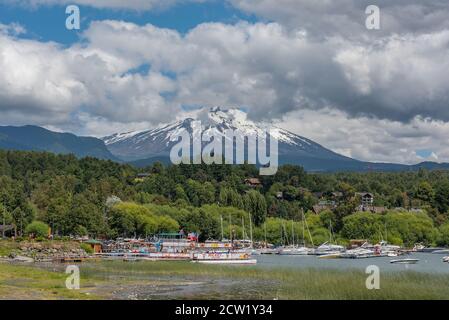 Boote am Ufer des Lago Villarrica mit dem gleichnamigen Vulkan, Pucon, Chile Stockfoto