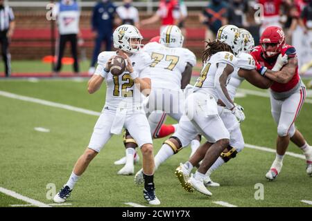 Williams Stadium Lynchburg, VA, USA. September 2020. FIU Golden Panthers Quarterback Max Bortenschlager (12) sucht während der NCAA Football Action zwischen den Florida International University Panthers und den Liberty University Flames im Williams Stadium Lynchburg, VA, nach einem offenen Receiver. Jonathan Huff/CSM/Alamy Live News Stockfoto