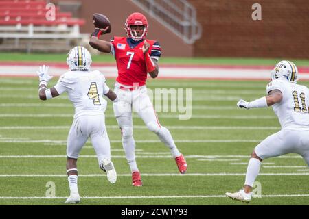 Williams Stadium Lynchburg, VA, USA. September 2020. Liberty Flames Quarterback Malik Willis (7) passiert den Ball Downfield während NCAA Fußball-Aktion zwischen den Florida International University Panthers und der Liberty University Flames im Williams Stadium Lynchburg, VA. Jonathan Huff/CSM/Alamy Live News Stockfoto