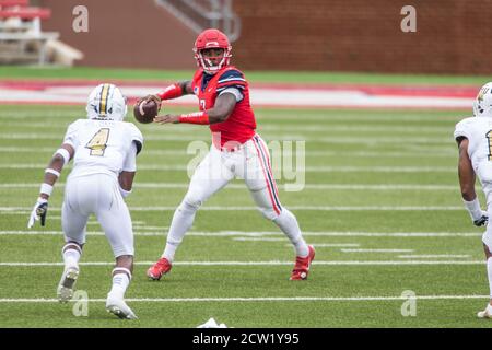 Williams Stadium Lynchburg, VA, USA. September 2020. Liberty Flames Quarterback Malik Willis (7) passiert den Ball Downfield während NCAA Fußball-Aktion zwischen den Florida International University Panthers und der Liberty University Flames im Williams Stadium Lynchburg, VA. Jonathan Huff/CSM/Alamy Live News Stockfoto