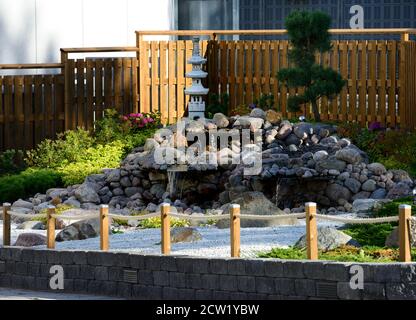 Ein traditioneller japanischer Garten am Eingang eines Supermarktparkplatzes in Järvenpää, Finnland Stockfoto