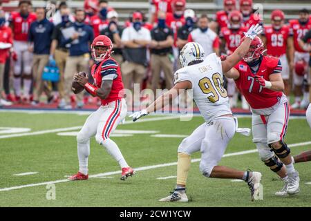 Williams Stadium Lynchburg, VA, USA. September 2020. Liberty Flames Quarterback Malik Willis (7) sucht einen offenen Teamkollegen Downfield während NCAA Fußball-Aktion zwischen den Florida International University Panthers und die Liberty University Flames im Williams Stadium Lynchburg, VA. Jonathan Huff/CSM/Alamy Live News Stockfoto