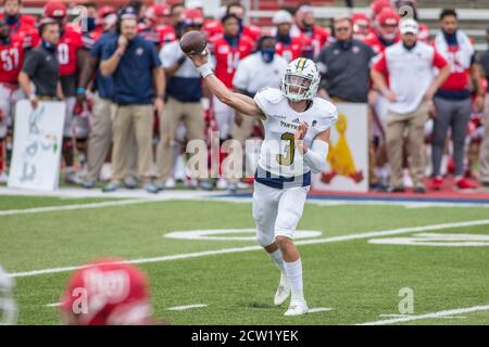 Williams Stadium Lynchburg, VA, USA. September 2020. FIU Golden Panthers Quarterback Stone Norton (3) wirft zu einem Teamkollegen Downfield während NCAA Fußball-Aktion zwischen den Florida International University Panthers und der Liberty University Flames im Williams Stadium Lynchburg, VA. Jonathan Huff/CSM/Alamy Live News Stockfoto