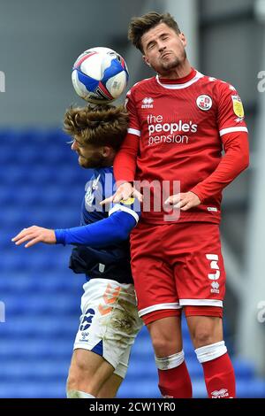 Oldham, Großbritannien. September 2020. OLDHAM, ENGLAND. 26. SEPTEMBER 2020 Oldham's Conor McAleny und Crawley Town's Josh Doherty in Aktion während des Sky Bet League 2 Spiels zwischen Oldham Athletic und Crawley Town im Boundary Park, Oldham am Samstag 26. September 2020. (Kredit: Eddie Garvey - MI News ) Kredit: MI Nachrichten & Sport /Alamy Live Nachrichten Stockfoto