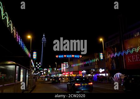 Blackpool Illuminations mit NHS und Schlüsselarbeiter Tribute Lichter, auf erstklassige Lage der Promenade, Regenbogen, danke der NHS, The Tower, 2020, covid-19 Stockfoto