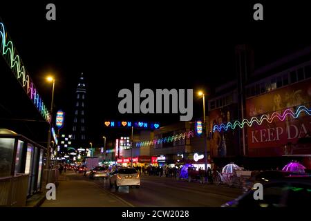 Blackpool Illuminations mit NHS und Schlüsselarbeiter Tribute Lichter, auf erstklassige Lage der Promenade, Regenbogen, danke der NHS, The Tower, 2020, covid-19 Stockfoto