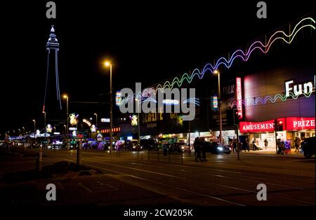 Blackpool Illuminations mit NHS und Schlüsselarbeiter Tribute Lichter, auf erstklassige Lage der Promenade, Regenbogen, danke der NHS, The Tower, 2020, covid-19 Stockfoto