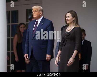 Washington, Usa. September 2020. Präsident Donald J. Trump tritt mit Richterin Amy Coney Barrett zusammen, während er sie während einer Zeremonie im Weißen Haus in Washington, DC, am Samstag, dem 26. September 2020, als seine Kandidatin für den Obersten Gerichtshof ankündigt. Trump ernennen Barrett, um den linken Sitz durch den Tod von Justice Ruth Bader Ginsburg zu ersetzen, die letzte Woche verstorben ist. Foto von Kevin Dietsch/UPI Kredit: UPI/Alamy Live News Stockfoto