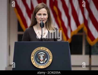 Washington, Usa. September 2020. Richterin Amy Coney Barrett hält während einer Zeremonie im Weißen Haus in Washington, DC, am Samstag, dem 26. September 2020, Bemerkungen ab, nachdem Präsident Trump sie als seine Kandidatin für das Oberste Gericht ankündigt. Trump ernennen Barrett, um den linken Sitz durch den Tod von Justice Ruth Bader Ginsburg zu ersetzen, die letzte Woche verstorben ist. Foto von Kevin Dietsch/UPI Kredit: UPI/Alamy Live News Stockfoto