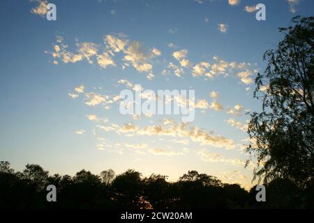 Sonnenuntergang am Frühlingshimmel. Stockfoto