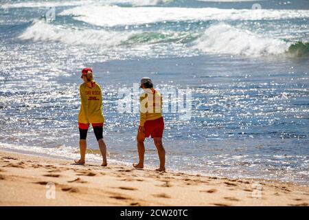 Zwei weibliche australische Surfrescue Rettungsschwimmer am Avalon Beach in Sydney, NSW, Australien Stockfoto